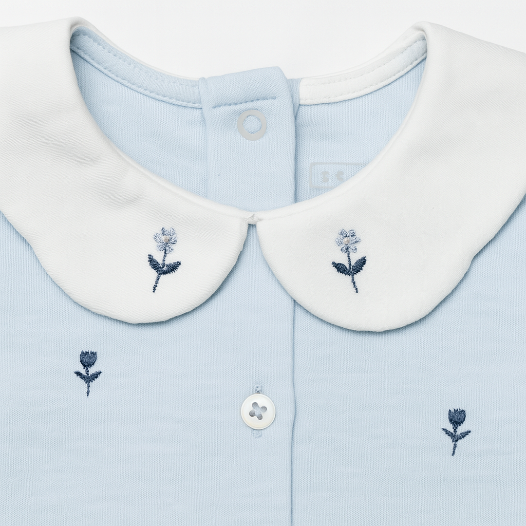 Pastel Mavi Çiçek Nakışlı Bebe Yaka 2’li Kız Bebek Takımı – Uzun Kollu Üst & Fırfırlı Lavanta Pantolon, 6-12 Ay