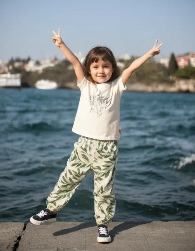 Beatıful Yazılı Yaprak Desenli Pantolonlu Kız Çocuk Takım - Ekru-Yeşil Renk - 4 - 8 Yaş - Kız Çocuk Giyim/Kız Çocuk