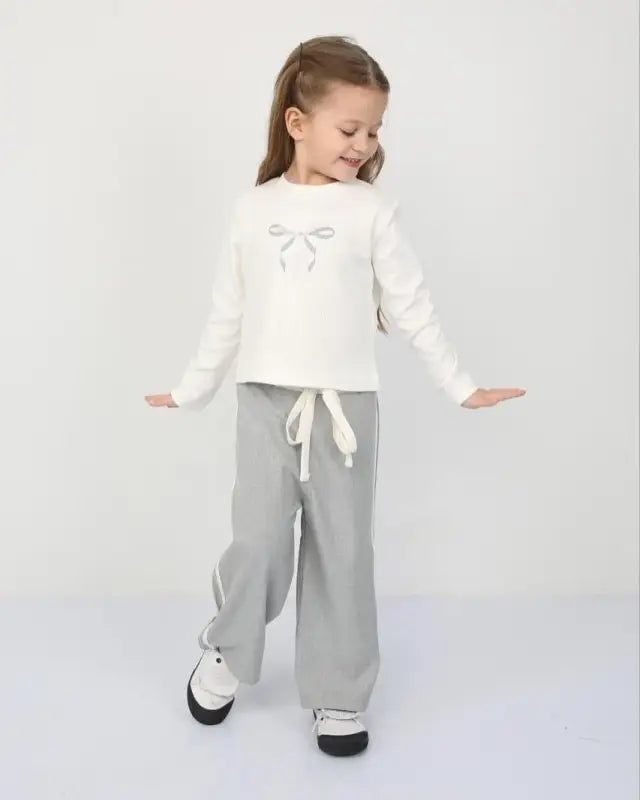 Beyaz Fiyonklu Kız Çocuk Eşofman Takımı – Uzun Kollu Üst & Gri Bol Paça Pantolon | 5-7 Yaş Günlük Konfor” - Kız Çocuk