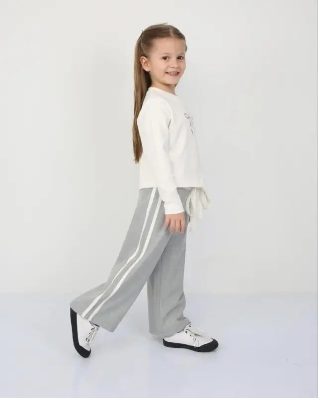 Beyaz Fiyonklu Kız Çocuk Eşofman Takımı – Uzun Kollu Üst & Gri Bol Paça Pantolon | 5-7 Yaş Günlük Konfor” - Kız Çocuk