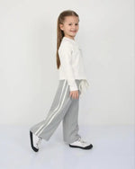 Beyaz Fiyonklu Kız Çocuk Eşofman Takımı – Uzun Kollu Üst & Gri Bol Paça Pantolon | 5-7 Yaş Günlük Konfor” - Kız Çocuk