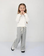 Beyaz Fiyonklu Kız Çocuk Eşofman Takımı – Uzun Kollu Üst & Gri Bol Paça Pantolon | 5-7 Yaş Günlük Konfor” - Kız Çocuk
