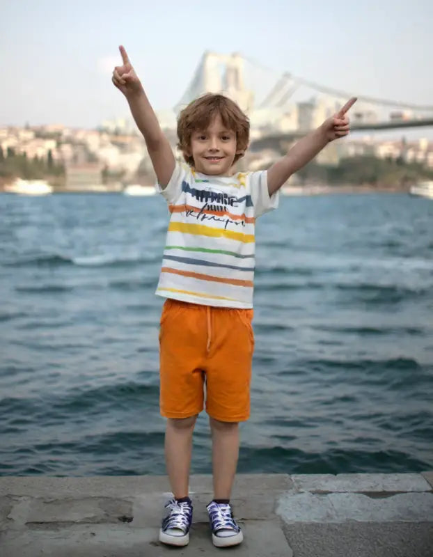 Çizgili Tişört & Turuncu Şort Erkek Çocuk Takımı | Renkli Yaz Macerası - Erkek Çocuk Giyim/Erkek Çocuk Takım