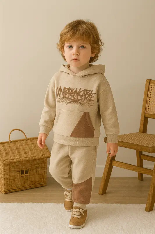Erkek Çocuk Graffiti Baskılı Kapüşonlu Eşofman Takımı – Bej & Kahverengi 3 İplik Kanguru Cepli (3-6 Yaş) - Erkek Çocuk