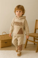 Erkek Çocuk Graffiti Baskılı Kapüşonlu Eşofman Takımı – Bej & Kahverengi 3 İplik Kanguru Cepli (3-6 Yaş) - Erkek Çocuk