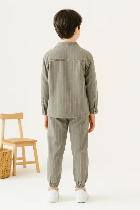 Erkek Çocuk Haki Çizgili Keten Jogger Takım – Çıtçıtlı Gömlek-Ceket & Elastik Pantolon | 10-12 Yaş” - Erkek Çocuk