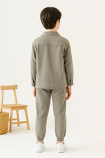 Erkek Çocuk Haki Çizgili Keten Jogger Takım – Çıtçıtlı Gömlek-Ceket & Elastik Pantolon | 10-12 Yaş” - Erkek Çocuk