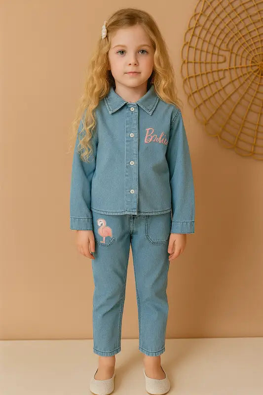 “Kız Çocuk Barbie Nakışlı Kot Takım – Denim Ceket + Pantolon | 6-8 Yaş Günlük Şıklık” - Kız Çocuk Giyim/Kız Çocuk Takım