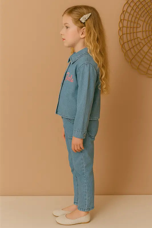 “Kız Çocuk Barbie Nakışlı Kot Takım – Denim Ceket + Pantolon | 6-8 Yaş Günlük Şıklık” - Kız Çocuk Giyim/Kız Çocuk Takım