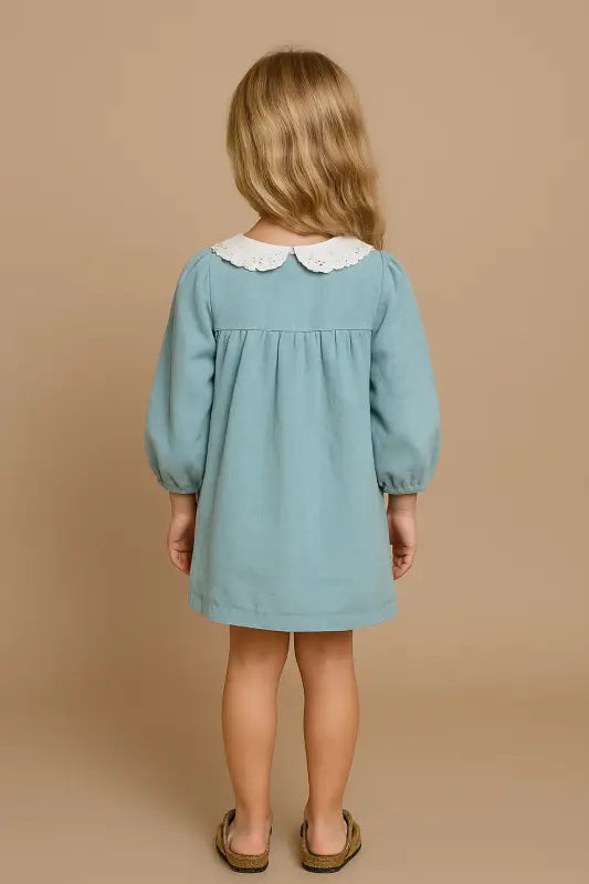 Kız Çocuk Dantel Yakalı Mavi Kot Elbise – Uzun Kollu Ahşap Düğmeli Chambray | 4-6 Yaş” - Kız Çocuk Giyim/Kız Çocuk