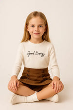 Kız Çocuk “Good Energy” Krem Ribana Kazak & Düğme Detaylı Süet Etek Takımı | 5-7 Yaş Baharlık Şık Kombin - Kız Çocuk