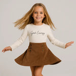 Kız Çocuk “Good Energy” Krem Ribana Kazak & Düğme Detaylı Süet Etek Takımı | 5-7 Yaş Baharlık Şık Kombin - Kız Çocuk