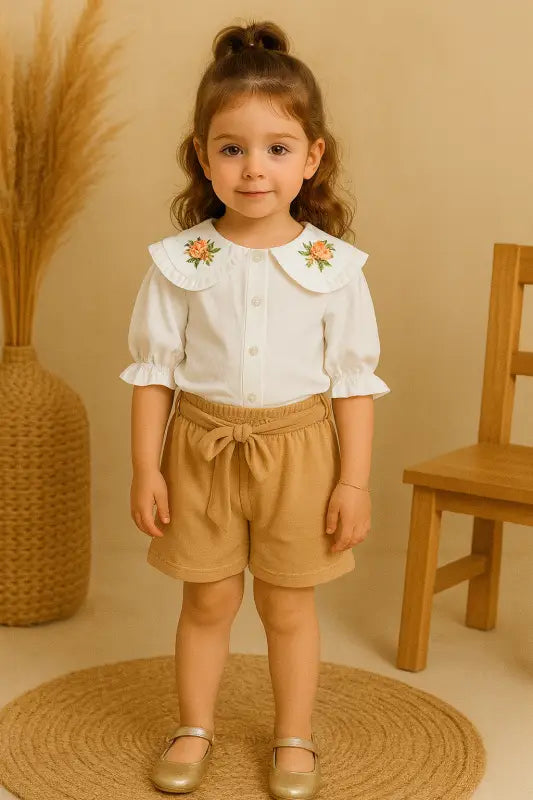 Kız Çocuk Önden Düğneli - Yaka Kısmı Çiçek Nakışlı - Kısa Kollu Gömlekli- Bel Kısmı Bağçıklı- Lastikli - Şortlu Takım