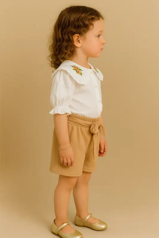 Kız Çocuk Önden Düğneli - Yaka Kısmı Çiçek Nakışlı - Kısa Kollu Gömlekli- Bel Kısmı Bağçıklı- Lastikli - Şortlu Takım
