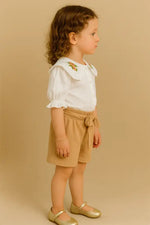 Kız Çocuk Önden Düğneli - Yaka Kısmı Çiçek Nakışlı - Kısa Kollu Gömlekli- Bel Kısmı Bağçıklı- Lastikli - Şortlu Takım