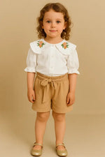 Kız Çocuk Önden Düğneli - Yaka Kısmı Çiçek Nakışlı - Kısa Kollu Gömlekli- Bel Kısmı Bağçıklı- Lastikli - Şortlu Takım