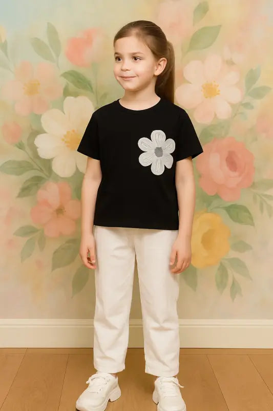 Kız Çocuk Siyah Renk - Çiçek İşlemeli- Kısa Kollu - Tişörtlü - Beyaz Renkli -Beli Lastikli Bol Paça Keten Pantolonlu