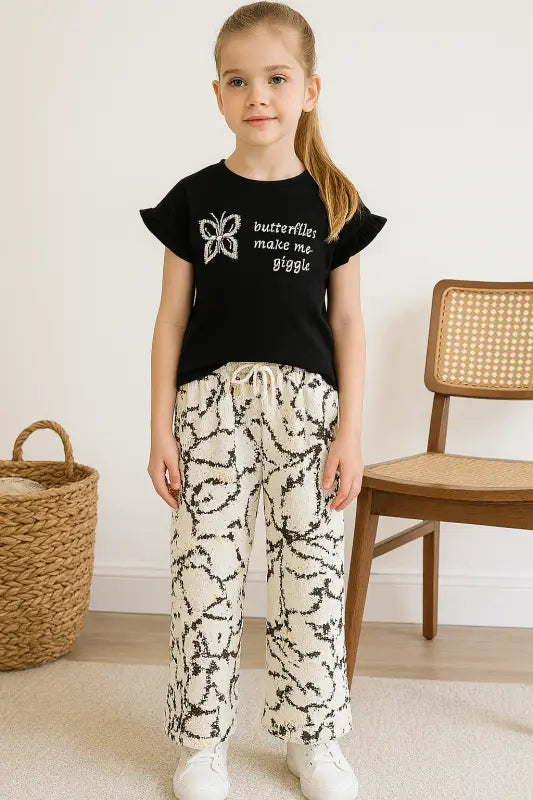 Kız Çocuk Siyah Renk - Kelebek Baskılı -Kolları Fırfırlı Tişörtlü- Karışık Desenli - Bel Kısmı Lastikli - Bol Paçalı
