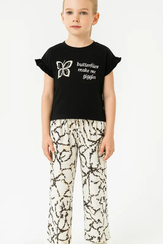 Kız Çocuk Siyah Renk - Kelebek Baskılı -Kolları Fırfırlı Tişörtlü- Karışık Desenli - Bel Kısmı Lastikli - Bol Paçalı