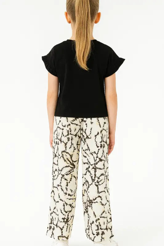 Kız Çocuk Siyah Renk - Kelebek Baskılı -Kolları Fırfırlı Tişörtlü- Karışık Desenli - Bel Kısmı Lastikli - Bol Paçalı