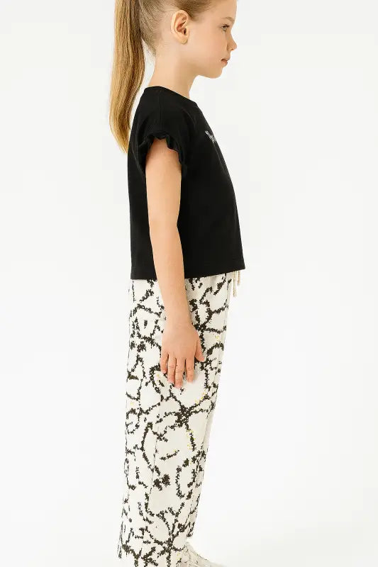 Kız Çocuk Siyah Renk - Kelebek Baskılı -Kolları Fırfırlı Tişörtlü- Karışık Desenli - Bel Kısmı Lastikli - Bol Paçalı