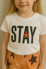 Kız Çocuk “Stay Positive” Takım – Beyaz Baskılı T-Shirt + Turuncu Yıldız Desenli Bermuda (5-8 Yaş) - Kız Çocuk