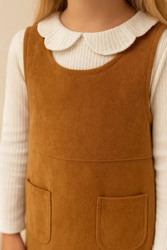 Kız Çocuk Süet Görünümlü Cepli Jumper Elbise & Fitilli Fırfır Yakalı Bluz Takımı – Karamel Kahverengi (5-7 Yaş) - Kız