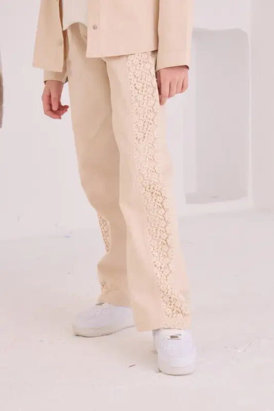 Krem Dantelli Denim Kız Çocuk Takım – Cep & Paça Dantel Detaylı Ceket + Pantolon | 8-12 Yaş” - Kız Çocuk Giyim/Kız