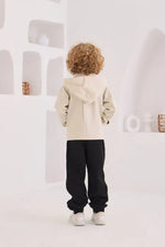 Krem Kapüşonlu Erkek Çocuk Ceket Takımı – Fermuarlı & Metal Çıtçıtlı Ceket + Siyah Pantolon | 8-10 Yaş Mevsimlik