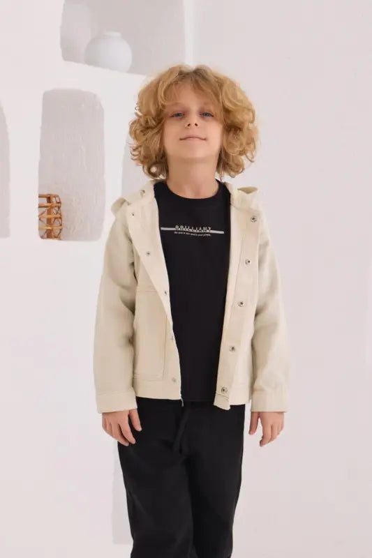 Krem Kapüşonlu Erkek Çocuk Ceket Takımı – Fermuarlı & Metal Çıtçıtlı Ceket + Siyah Pantolon | 8-10 Yaş Mevsimlik