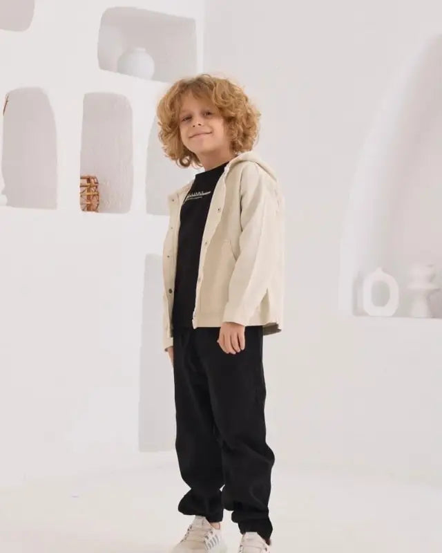 Krem Kapüşonlu Erkek Çocuk Ceket Takımı – Fermuarlı & Metal Çıtçıtlı Ceket + Siyah Pantolon | 8-10 Yaş Mevsimlik