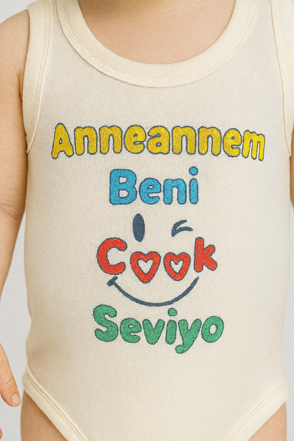 Ünisex anneannem beni çok seviyor yazılı sıfır kollu çıtçıtlı bady