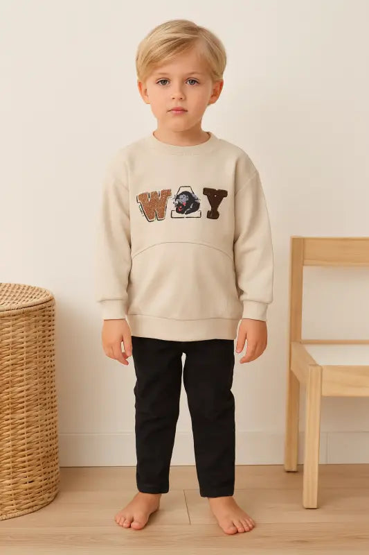 Erkek Çocuk “WAY” Nakışlı Bej Sweatshirt – Buklet Aplike & Panter Patch 3 İplik Şardonlu (4-6 Yaş) - Erkek Çocuk