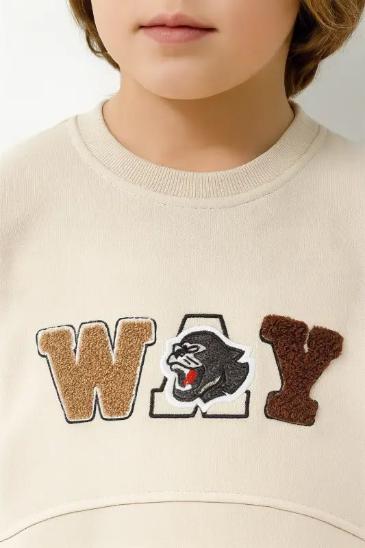 Erkek Çocuk “WAY” Nakışlı Bej Sweatshirt – Buklet Aplike & Panter Patch 3 İplik Şardonlu (4-6 Yaş) - Erkek Çocuk