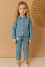 “Kız Çocuk Barbie Nakışlı Kot Takım – Denim Ceket + Pantolon | 6-8 Yaş Günlük Şıklık” - Kız Çocuk Giyim/Kız Çocuk Takım