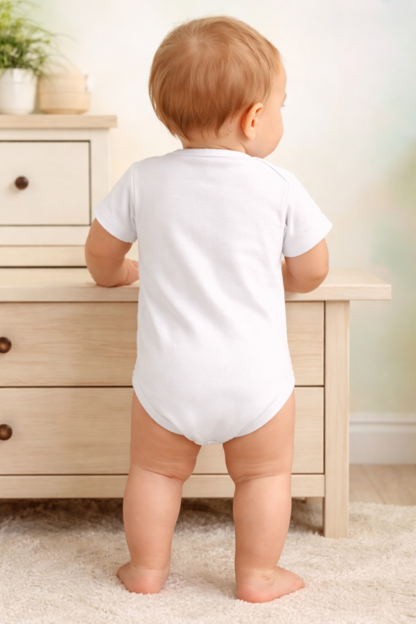 Doktor desenli beyaz pamuklu u00e7u0131tu00e7u0131tlu0131 erkek bebek zu0131bu0131nu0131 0-6 ay - Gorsel 4