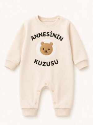 Kız Bebek Krem Annesinin Kuzusu Yazılı Ayıcık Aplikeli Uzun Kollu Tulum mankensiz krem Annesinin Kuzusu yazılı ayıcık aplikeli bebek tulum önden görünümü