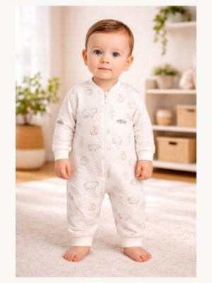 Unisex Bebek ve Çocuk Krem Hayvan Desenli Fermuarlı Organik Pamuklu Uyku Tulumu önden tam giyimli bebek mankenli görünüm