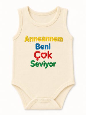Unisex Bebek Krem Anneannem Beni Çok Seviyor Yazılı Sıfır Kollu Çıtçıtlı Body mankensiz krem Anneannem Beni Çok Seviyor yazılı bebek body önden görünümü