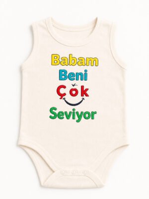 Unisex Bebek Krem Babam Beni Çok Seviyor Yazılı Sıfır Kollu Çıtçıtlı Body mankensiz krem Babam Beni Çok Seviyor yazılı bebek body önden görünümü