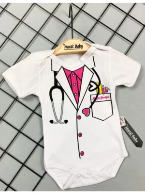 Doktor desenli beyaz pamuklu u00e7u0131tu00e7u0131tlu0131 erkek bebek zu0131bu0131nu0131 0-6 ay - Gorsel 5