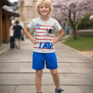 Erkek çocuk şortlu takım gri renkli baskılı tişört ve mavi şort, rahat ve dayanıklı