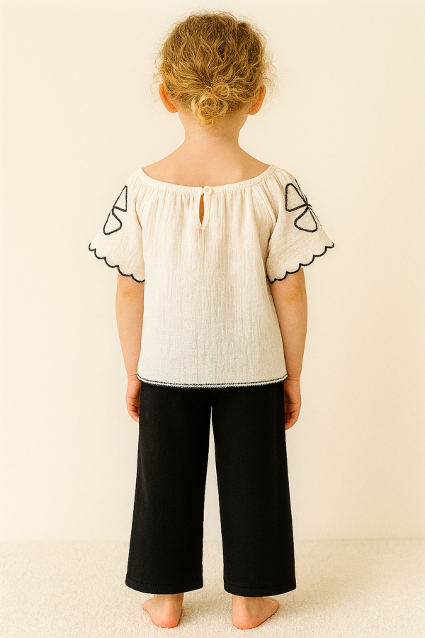 Kız Çocuk Ekru Renk - Geniş Yaka - Kolları Çiçek Nakışlı -pantolunlu Takım - 4. görsel