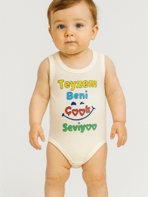 Ünisex Teyzem Beni Çok Seviyor Yazılı Sıfır Kollu Çıtçıtlı Bady - Almira Bebek