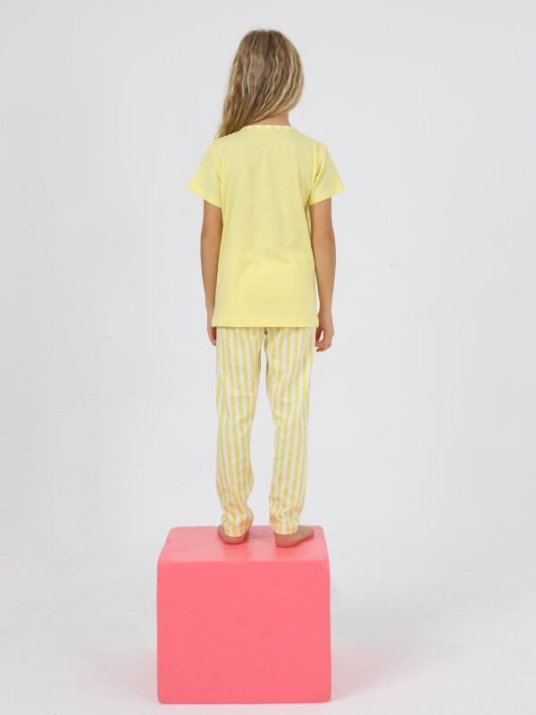 Kız Çocuk I Love You Berry Much Yazılı Çilek Baskılı Sarı Renk Pijama Takımı - 3. görsel