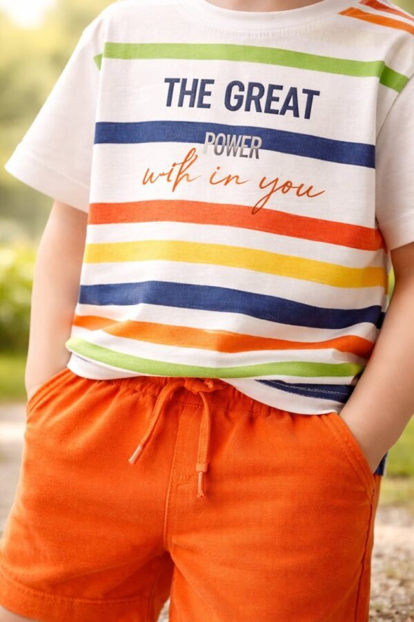 Çizgili Tişört ve Turuncu Şort Erkek Çocuk Takımı rahat hareket özgürlüğü - Gorsel 3
