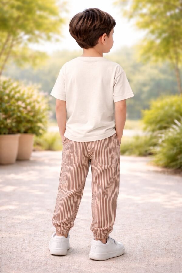 Erkek çocuk krem renkli kısa kollu tişört ve çizgili pantolon takımı, rahat ve şık çocuk giyim ürünü - Gorsel 4