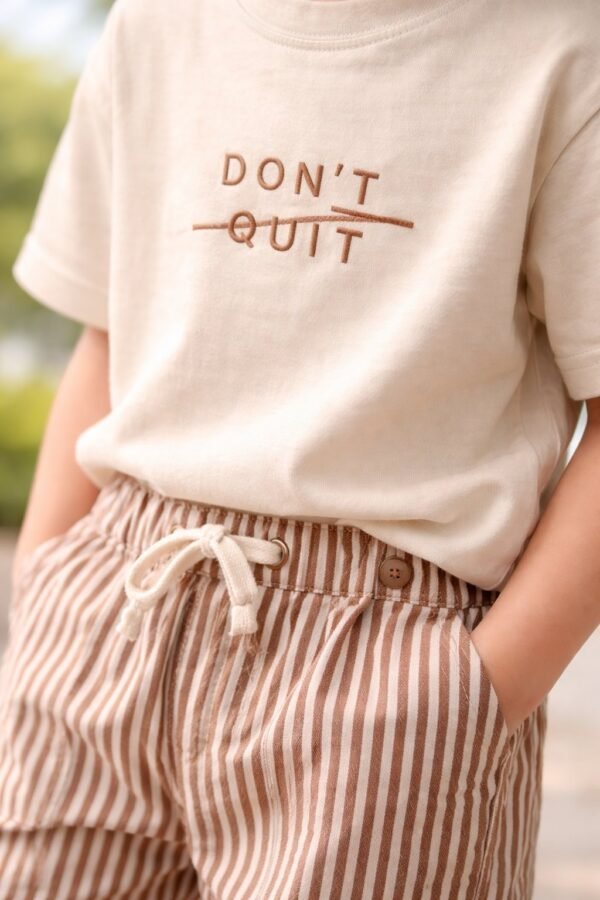 Erkek çocuk krem renkli kısa kollu tişört ve çizgili pantolon takımı, rahat ve şık çocuk giyim ürünü - Gorsel 3