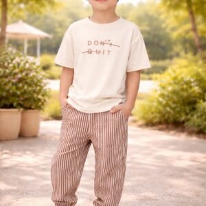 Erkek çocuk krem renkli kısa kollu tişört ve çizgili pantolon takımı, rahat ve şık çocuk giyim ürünü