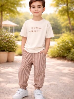 Erkek çocuk krem renkli kısa kollu tişört ve çizgili pantolon takımı, rahat ve şık çocuk giyim ürünü